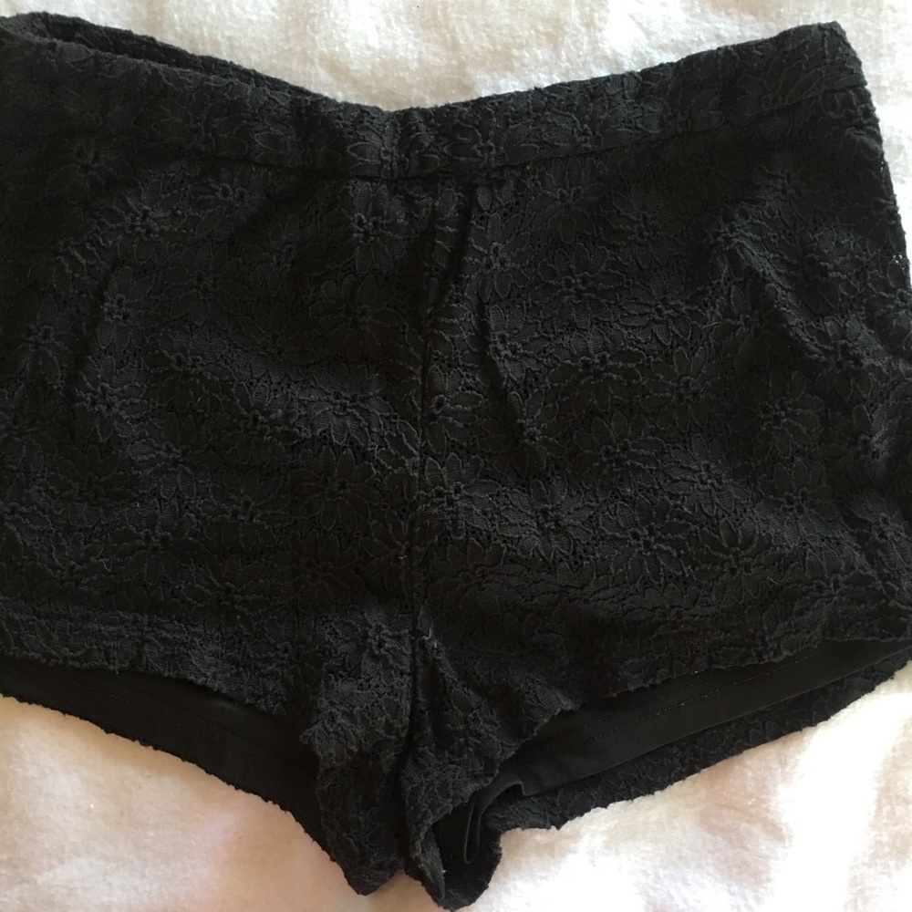 💛💛 4/$25 Free People black crochet shorts.